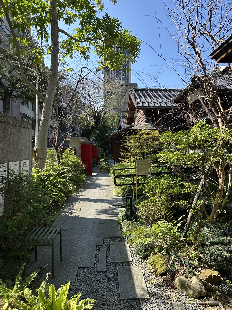 chauqued0's tweet photo. 台北の百年町屋改造！山の景色を市内に持ち込んだような感じです。
まるで呼吸する立体的な山の景色の中に足を踏み入れたかのようです。
#建築 #古建築 https://t.co/9lpIHbknPZ