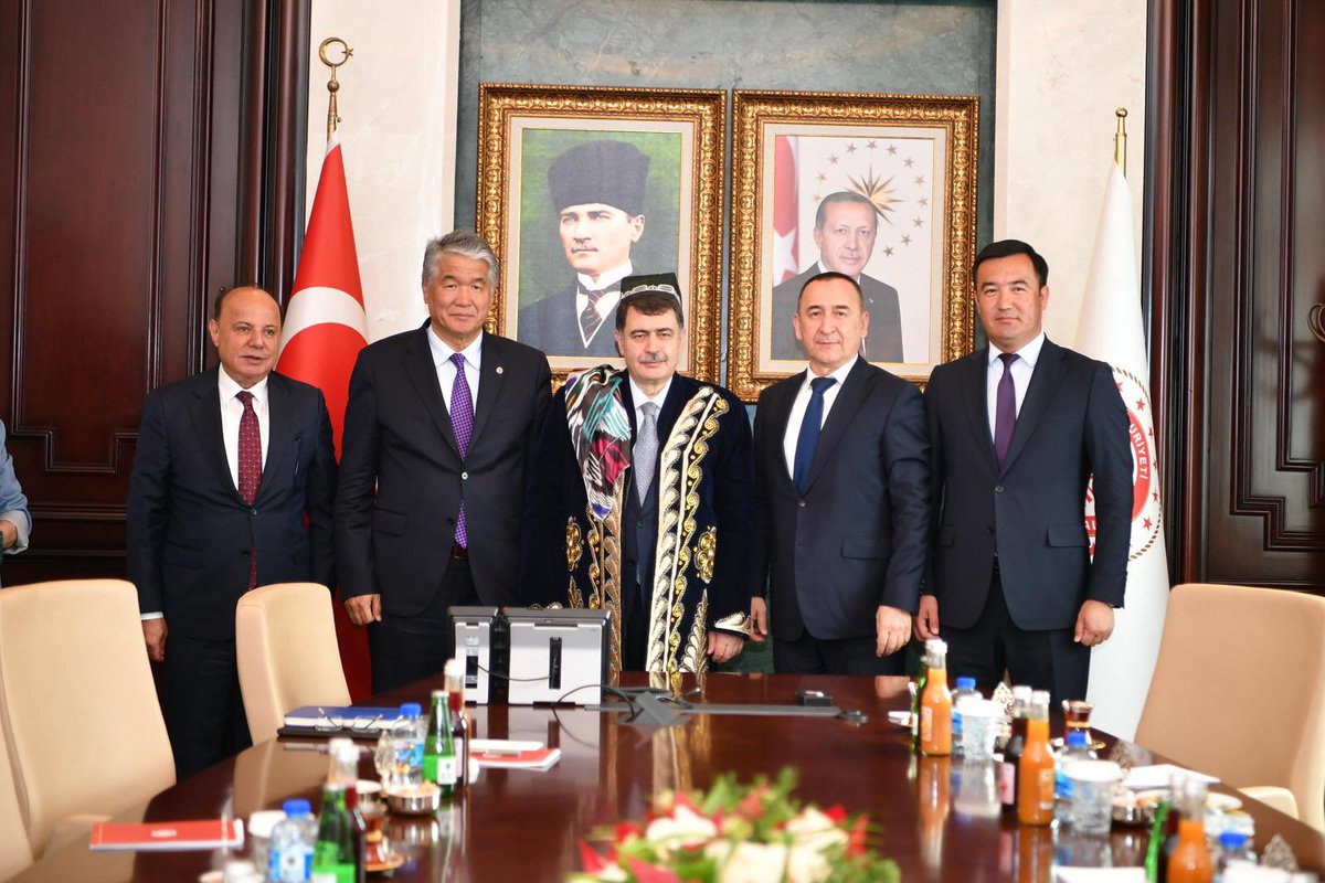 AnkaraValiligi's tweet photo. Türk Dünyası 2026 yılı Kültür Başkenti ilan edilen Özbekistan'ın Andican kentinin TÜRKSOY tarafından gerçekleştirilen tanıtım töreni vesilesiyle, Ankara’da bulunan Andican Vali Yardımcısı Elyorbek Holmirzaev ve Özbekistan Cumhuriyeti Kültür Başkanlığı Uluslararası İşbirliği ve Reytinglerle Çalışma Dairesi Başkanı Sarvarbek Foziljonov başkanlığındaki heyet, TÜRKSOY Genel Sekreteri Sultan Raev ile birlikte Vali Vasip Şahin’i ziyaret etti. 

Ziyarette, Türk Dünyası 2026 yılı Turizm Başkenti edilen Ankara ile Kültür Başkenti ilan edilen Andican kenti arasında ikili ilişkilerin daha da geliştirilmesi, 2026 yılı içerisinde gerçekleştirilecek proje ve faaliyetler ele alındı.