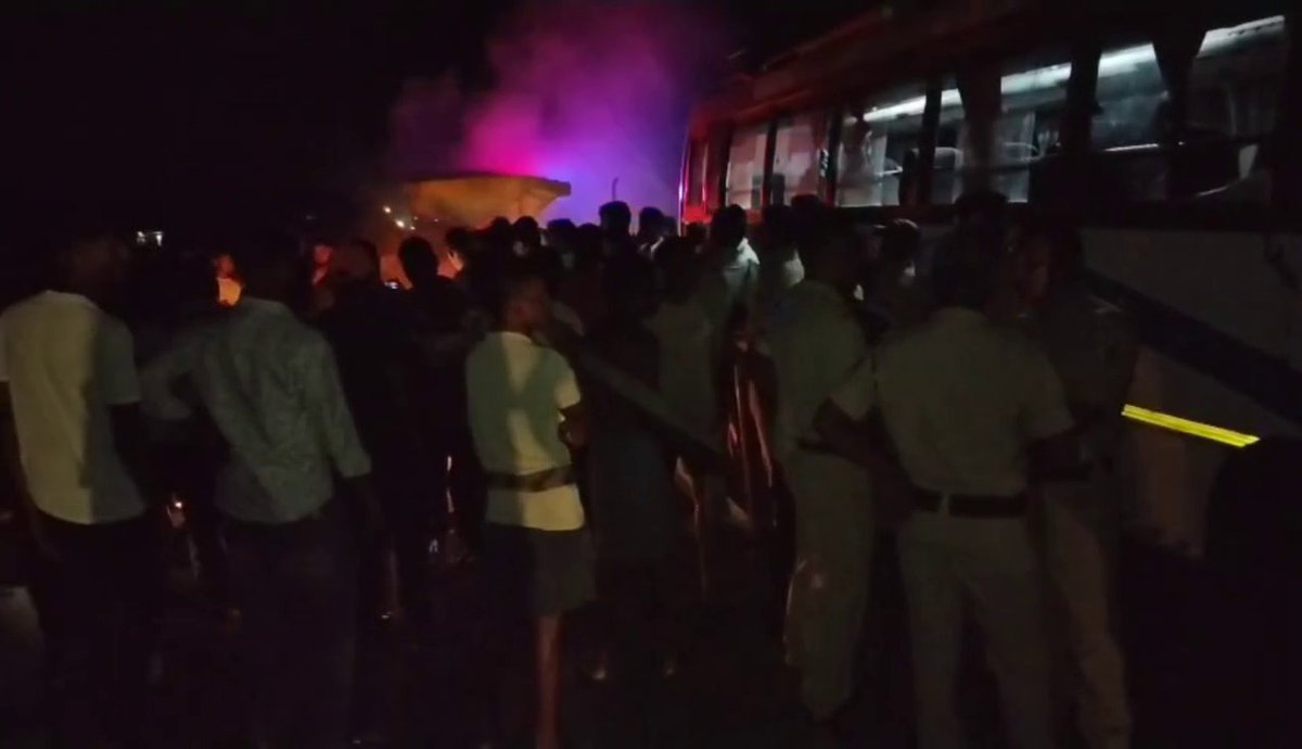 otvkhabar's tweet image. #୨_ବାଇକ୍_ଆରୋହୀଙ୍କୁ_ଚାପି_ଦେଲା_ବସ୍‌
-ଚାନ୍ଦବାଲି: ବସ୍ ଧକ୍କାରେ ୨ ବାଇକ୍ ଆରୋହୀ ମୃତ
-କଖାରୁଦିହି ନିକଟରେ ବସ୍‌-ବାଇକ ମୁହାଁମୁହିଁ ଧକ୍କା
-କ୍ଷତିପୂରଣ ଦାବିରେ ଘଟଣାସ୍ଥଳରେ ଚାପା ଉତ୍ତେଜନା
-ଦୁର୍ଘଟଣା ପରେ ବସ୍ ଡ୍ରାଇଭର ଫେରାର୍; ପୋଲିସର ତଦନ୍ତ
#Accident #Chandabali #Odisha #OTV