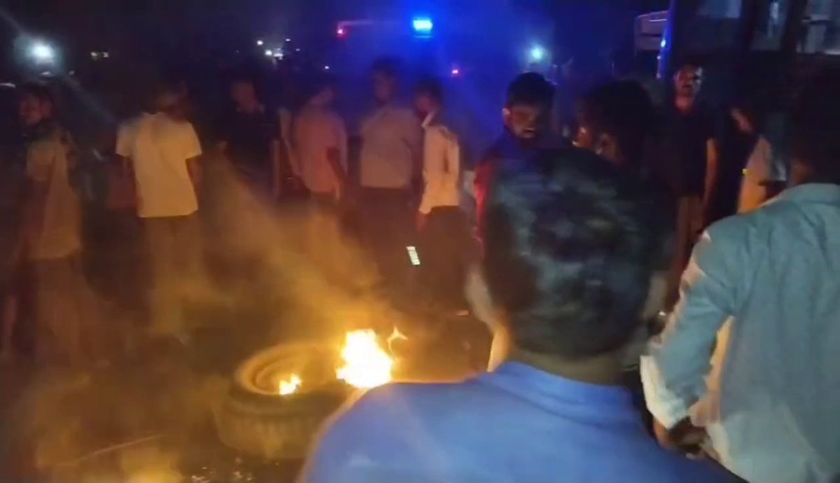 otvkhabar's tweet image. #୨_ବାଇକ୍_ଆରୋହୀଙ୍କୁ_ଚାପି_ଦେଲା_ବସ୍‌
-ଚାନ୍ଦବାଲି: ବସ୍ ଧକ୍କାରେ ୨ ବାଇକ୍ ଆରୋହୀ ମୃତ
-କଖାରୁଦିହି ନିକଟରେ ବସ୍‌-ବାଇକ ମୁହାଁମୁହିଁ ଧକ୍କା
-କ୍ଷତିପୂରଣ ଦାବିରେ ଘଟଣାସ୍ଥଳରେ ଚାପା ଉତ୍ତେଜନା
-ଦୁର୍ଘଟଣା ପରେ ବସ୍ ଡ୍ରାଇଭର ଫେରାର୍; ପୋଲିସର ତଦନ୍ତ
#Accident #Chandabali #Odisha #OTV