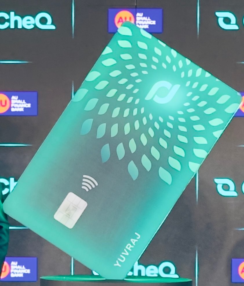 AmazingCreditC's tweet photo. 🚨CheQ and AU Bank have launched a new co-branded credit card.

India’s first LED-powered card that lights up with every tap.

Tap-to-Glow: Embedded LED lights up during contactless payments; battery-free (powered by NFC).

Rewards on Apple (Unicorn), Amazon, Flipkart, Zomato, BigBasket, and CheQ bill payments etc.

Earn rewards on UPI transactions via the RuPay variant.

Dual Network: Issued on both Visa and RuPay platforms.

The card carries an annual fee of ₹499