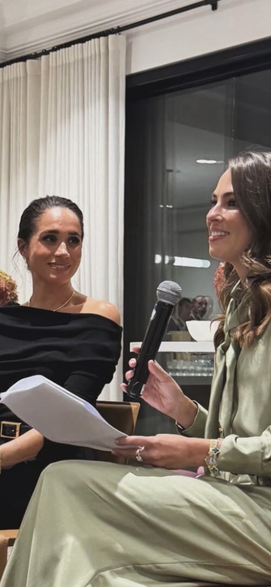 “Come on, gimme the mic, give it, now. Give. Me. The. Mic.” 

#meghanmarkle 
#fellatethemic