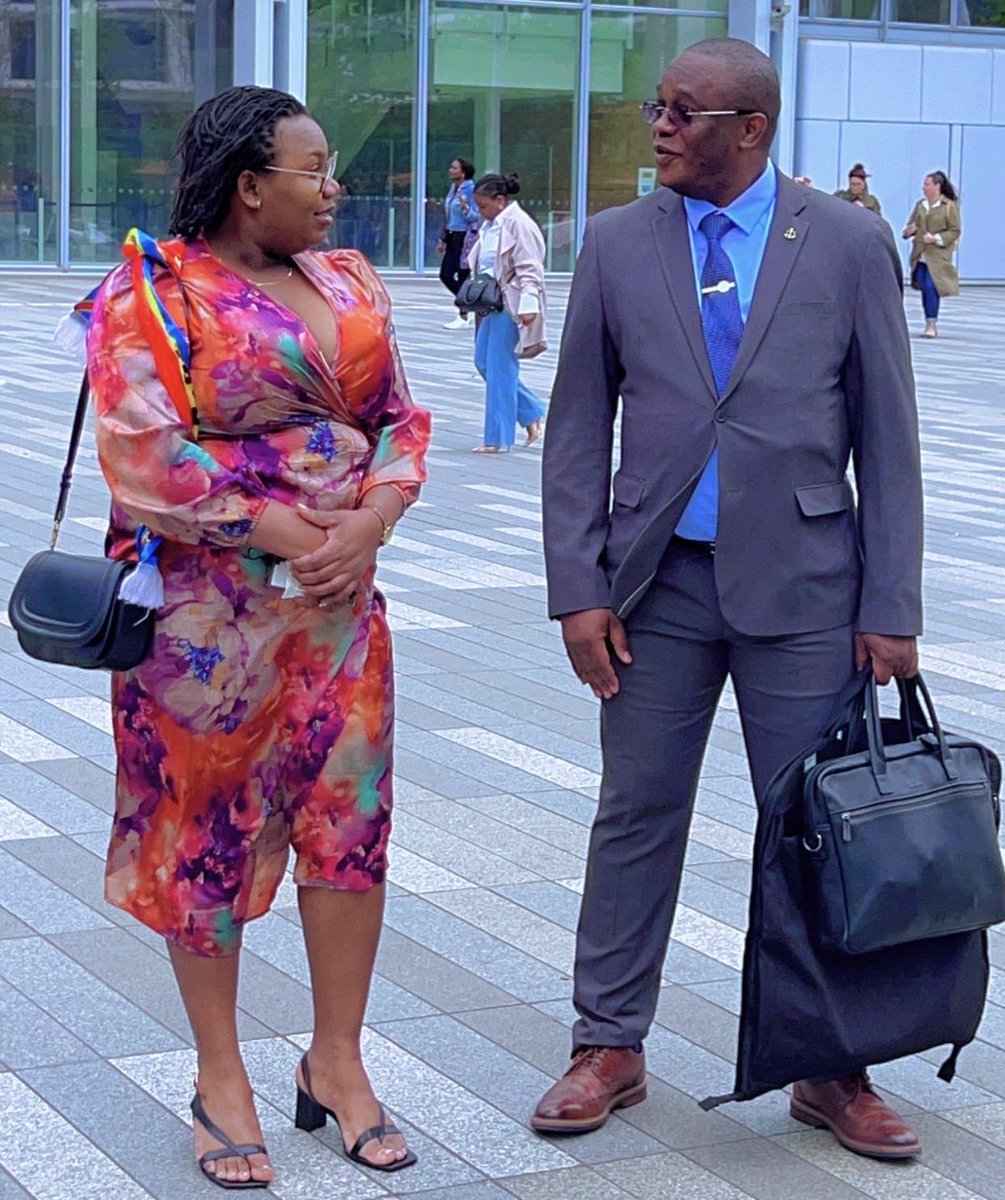 wembi_steve's tweet image. #RDC- #FRANCE : La journaliste Bibi Kapinga s’est présentée devant la justice française à Paris le mercredi 15 avril, mais l’audience a été renvoyée au mois de septembre. Venue déterminée à défendre sa position, elle a finalement constaté l’absence de la partie adverse, qui avait