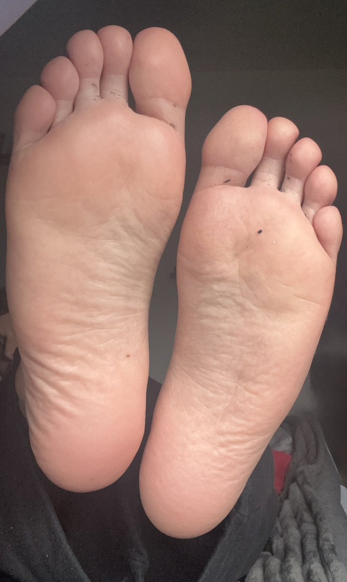 chavlaad's tweet image. been on a long walk this afternoon, feet have been worked today and now need some loving, give me a DM if you like what you see🔥

#feet #chav #chavlad #master #soles #malesoles #sweaty