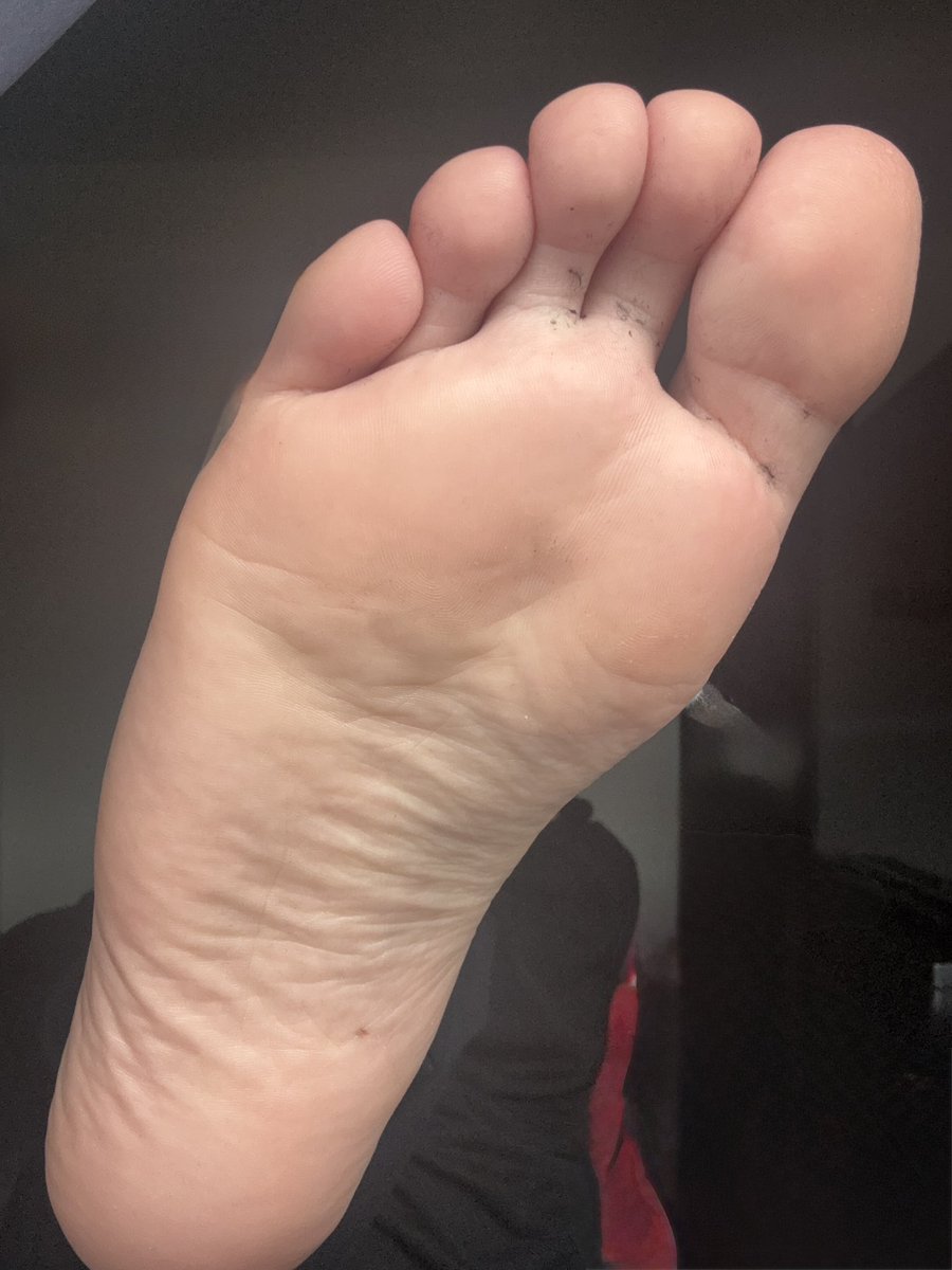 chavlaad's tweet image. been on a long walk this afternoon, feet have been worked today and now need some loving, give me a DM if you like what you see🔥

#feet #chav #chavlad #master #soles #malesoles #sweaty