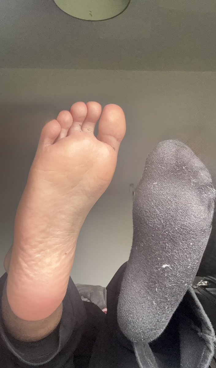 chavlaad's tweet image. been on a long walk this afternoon, feet have been worked today and now need some loving, give me a DM if you like what you see🔥

#feet #chav #chavlad #master #soles #malesoles #sweaty