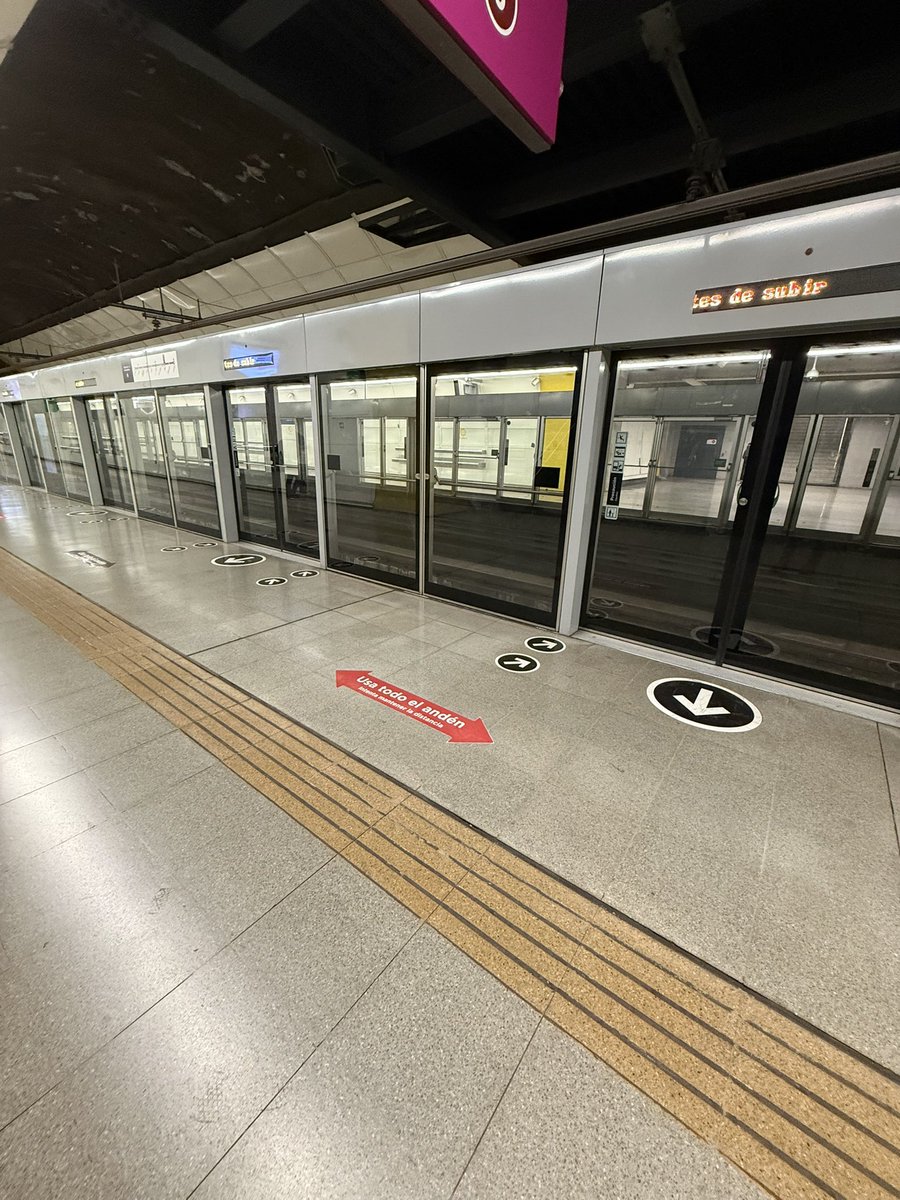 BilbaoVizcacha's tweet photo. Acabo de pagar menos de USD 1 por viajar con infraestructura del siglo XXI.
Qué hacen @jorgemacri /SBASE y su tongo con Roggio/Emova más que seguir robándose todo y dejando una cloaca abierta con trenes que pasan x arriba? https://t.co/bNXz2SrNRQ