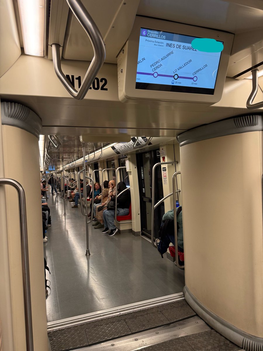 BilbaoVizcacha's tweet photo. Acabo de pagar menos de USD 1 por viajar con infraestructura del siglo XXI.
Qué hacen @jorgemacri /SBASE y su tongo con Roggio/Emova más que seguir robándose todo y dejando una cloaca abierta con trenes que pasan x arriba? https://t.co/bNXz2SrNRQ