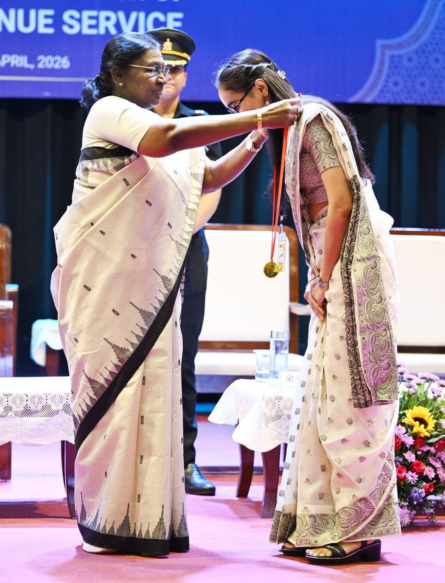 ArgusNews_in's tweet photo. #InPics I President #DroupadiMurmu graced the valediction ceremony of the 78th batch of Indian Revenue Service (Income Tax) Officer Trainees at the National Academy of Direct Taxes in #Nagpur.
#PresidentMurmu #IRSOfficers #CivilServices #ArgusNews https://t.co/R9LM4de8NC