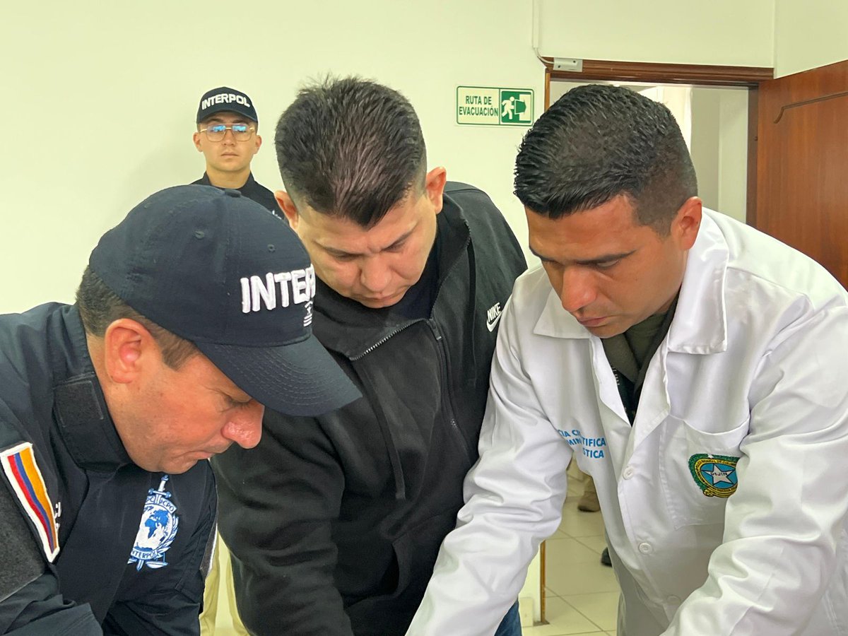 DIJINPolicia's tweet photo. Entre los extraditados figuran integrantes de organizaciones dedicadas al narcotráfico, responsables del envío masivo de cocaína por rutas marítimas y aéreas, con nexos en Centroamérica y México. Los implicados quedaron bajo custodia de @USMarshalsHQ. El crimen no tiene refugio. https://t.co/B2JJyPEJyJ