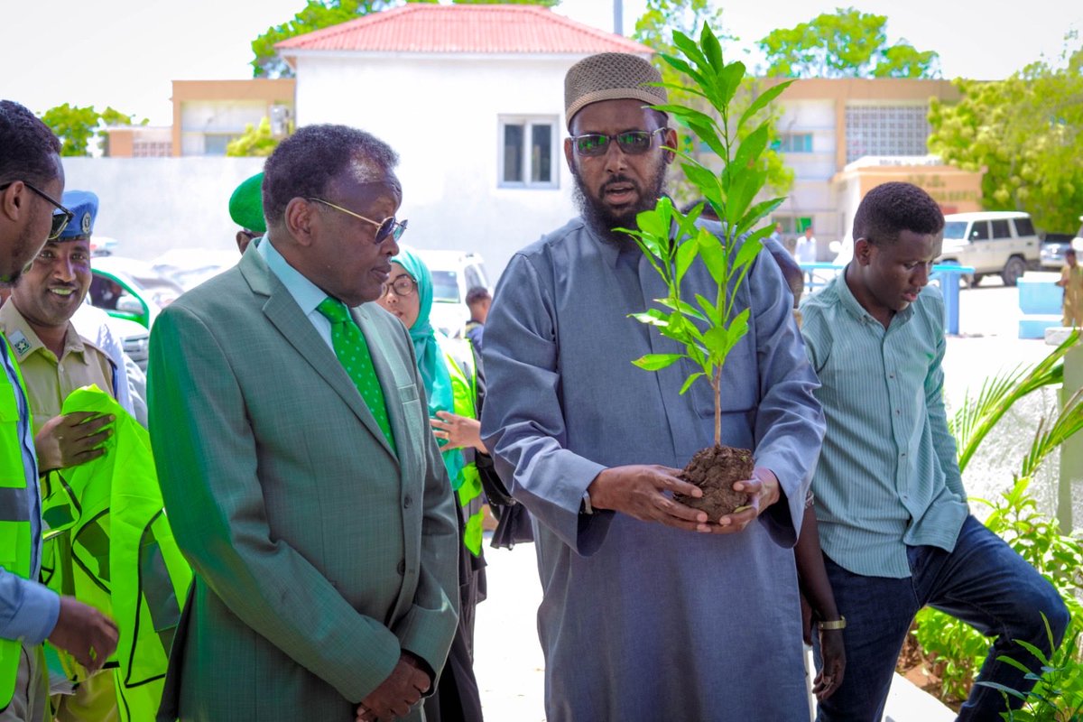 MoECC_Somalia's tweet photo. 1/2
HE Ltr Gen @BashirMJ, alongside Minister of Endowments Mukhtar Robow, joined a tree-planting campaign at the Ministry HQ as part of Somalia’s National Tree Planting Week to promote a greener future starting with public institutions. https://t.co/xqOFSdwk0l