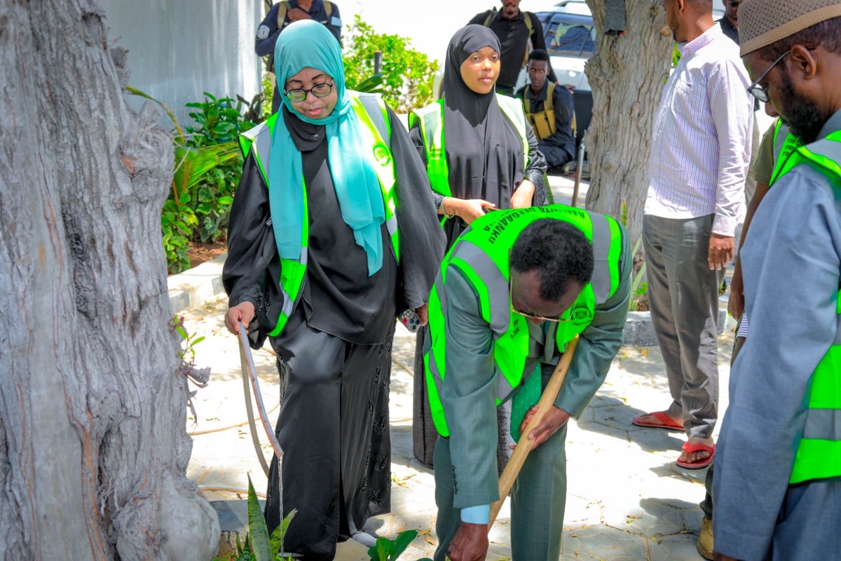 MoECC_Somalia's tweet photo. 1/2
HE Ltr Gen @BashirMJ, alongside Minister of Endowments Mukhtar Robow, joined a tree-planting campaign at the Ministry HQ as part of Somalia’s National Tree Planting Week to promote a greener future starting with public institutions. https://t.co/xqOFSdwk0l