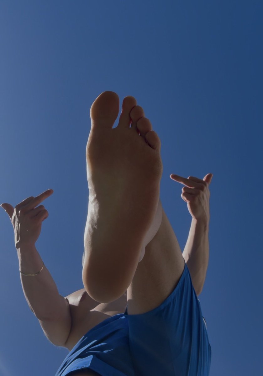 blakeSupremo_'s tweet photo. Mandando sobre el resto, ese es mi estilo de vida, ven y suplica👑🦶🏻 https://t.co/cc1R59k91x