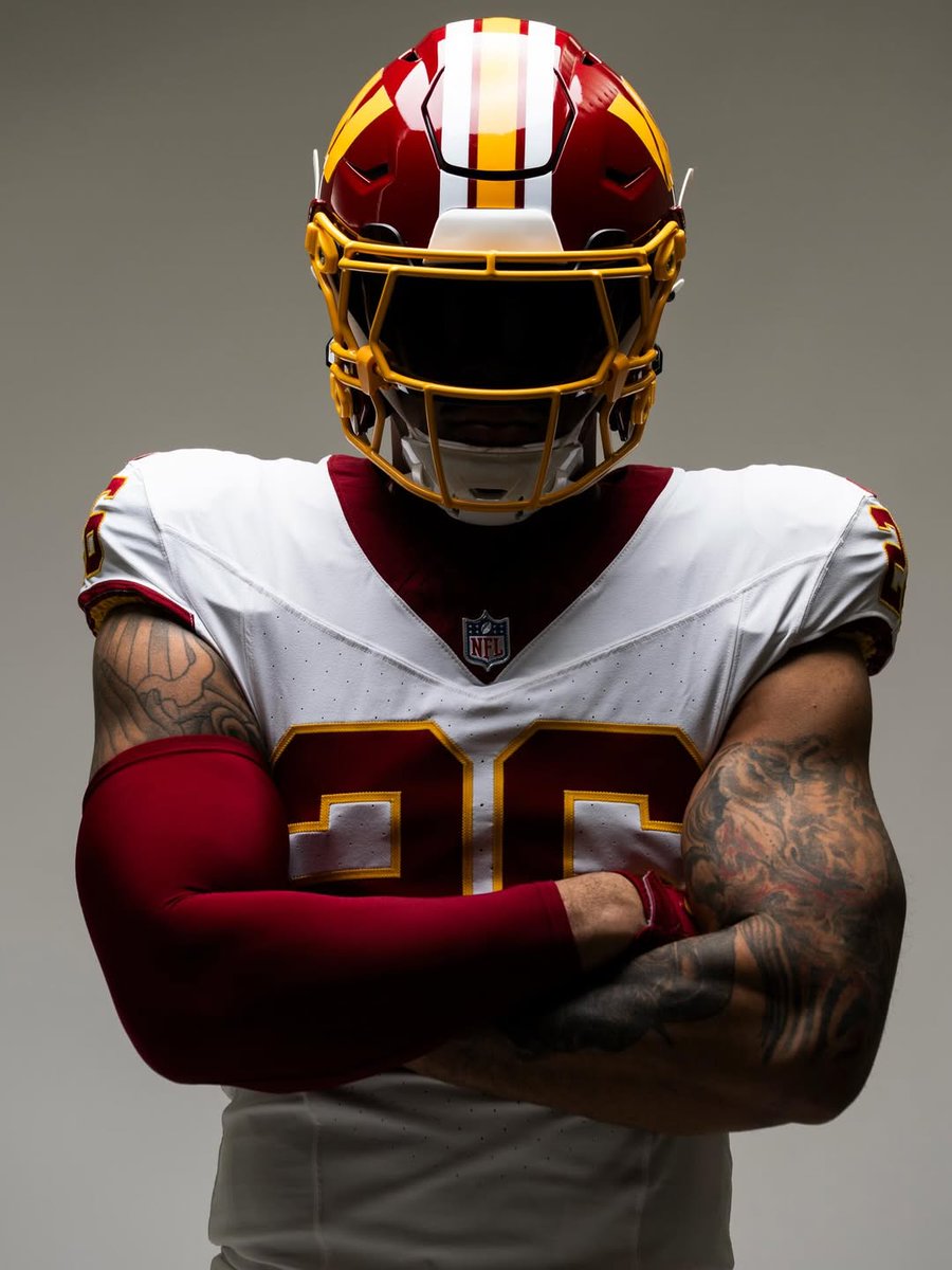 MundoNFL's tweet image. LOS COMMANDERS PRESENTAN SUS NUEVOS UNIFORMES 🤩🔝

¿Cuál es tu favorito?

#MundoNFL | #RaiseHail