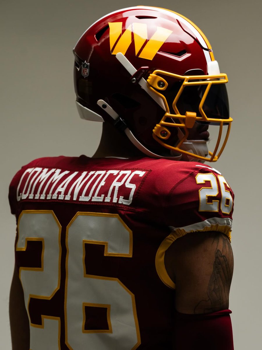 MundoNFL's tweet image. LOS COMMANDERS PRESENTAN SUS NUEVOS UNIFORMES 🤩🔝

¿Cuál es tu favorito?

#MundoNFL | #RaiseHail