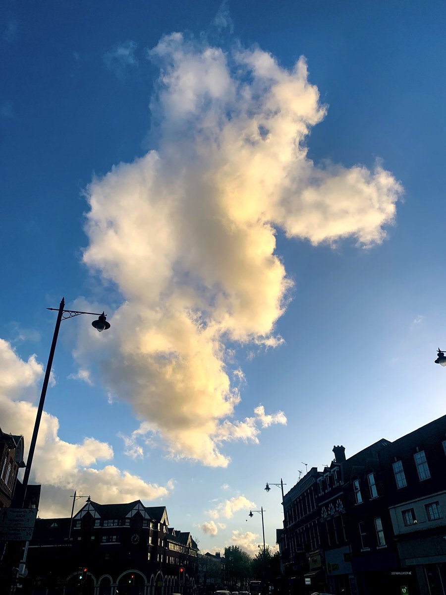 ruths_gallery's tweet image. Interesting cloud over Twickenham this evening. 

What can you see? 

@CloudAppSoc #cloudshapes #clouds #twickenham
