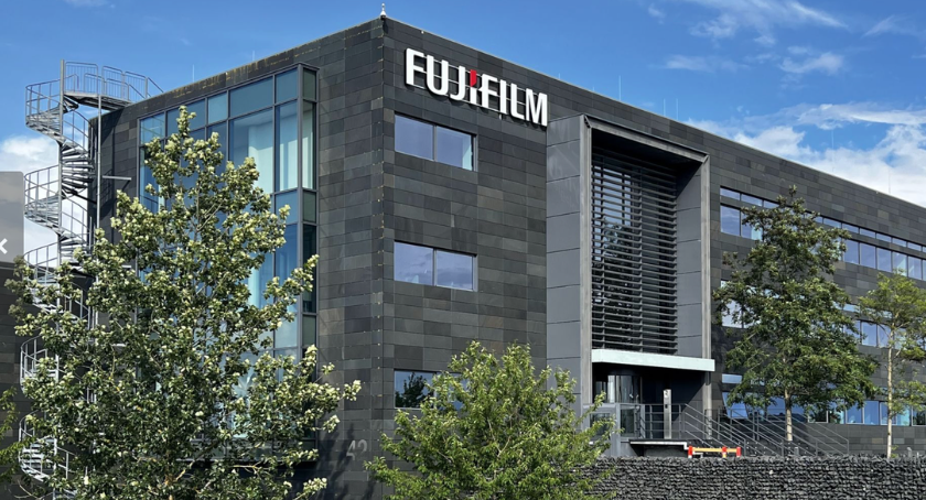 ContractPharma's tweet image. FUJIFILM Biotechnologies, a CDMO for biologics, vaccines, and advanced therapies, opened its new, 2,000‑square‑meter (m2) quality control (QC) laboratory at its Hillerød, Denmark, commercial‑scale manufacturing site. ➡️ hubs.li/Q04cdcky0

#pharmanews #CDMO #manufacturing
