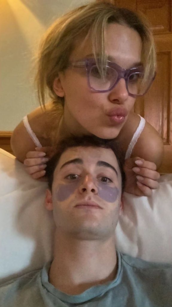 AngelInTheRightSideUp tweet media