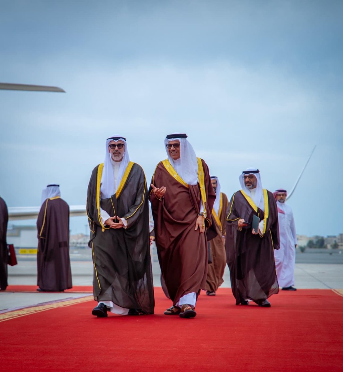 MOFAKuwait's tweet photo. اجتمع معالي الشيخ جراح جابر الأحمد الصباح، وزير الخارجية، اليوم الأربعاء الموافق 15 أبريل 2026، مع سعادة الدكتور عبداللطيف بن راشد الزياني، وزير خارجية مملكة البحرين الشقيقة، وذلك خلال الزيارة الرسمية التي قام بها معاليه إلى مملكة البحرين الشقيقة.

وتم خلال الاجتماع استعراض الروابط التاريخية الراسخة والعلاقات الأخوية المتينة التي تجمع بين البلدين والشعبين الشقيقين، كما شدد الجانبان على أهمية استمرار العمل لتعزيز أطر التعاون والتنسيق في مختلف ا��مجالات وعلى كافة المستويات، تنفيذاً لرؤى وتطلعات قيادتي البلدين الحكيمتين.

كما جرى بحث تداعيات العدوان الإيراني الآثم، وتطورات الأحداث الراهنة في المنطقة والجهود الدبلوماسية المبذولة بشأنها، وشدد الجانبان على أهمية أن تفضي تلك الجهود إلى التوصل لتسوية شاملة ومستدامة تعزز الأمن والاستقرار في المنطقة.

وأكد الجانبان على مواصلة التنسيق الكويتي - البحريني على مختلف الأصعدة في ظل هذه الظروف الدقيقة التي تمر بها المنطقة، انطلاقاً من وحدة المصير والتاريخ المشترك، وتعزيزاً للجهود في مواجهة التحديات الراهنة.