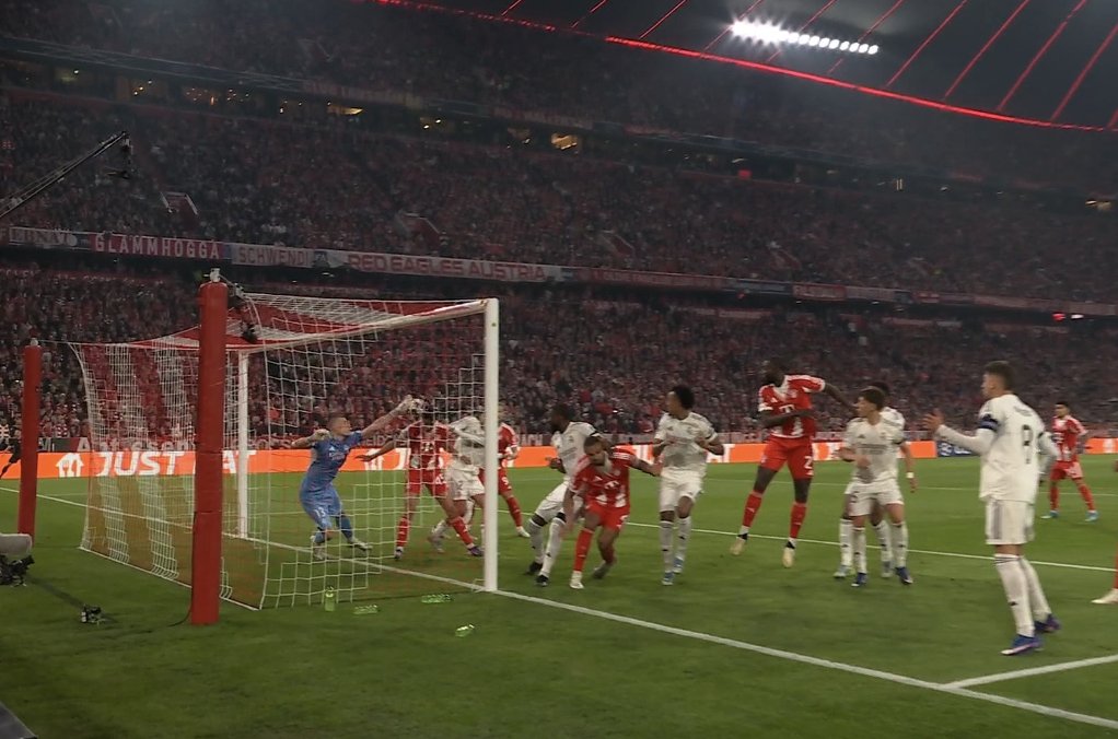 TouchlineX's tweet photo. 📸 - LOOK AT LUNIN, HE HAS NO IDEA WHAT HE IS DOING!

THAT WAS HORRIBLE GOALKEEPING! https://t.co/aIf4fRFlBh