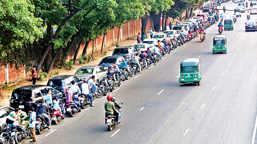 airnewsalerts's tweet image. #Bangladesh: Fuel Crisis leads to long queues and widespread shortages, severely affecting daily life in #Dhaka and beyond.  Many pumps have either run dry or remain closed for days due to a lack of supply. @DhakaPrasar