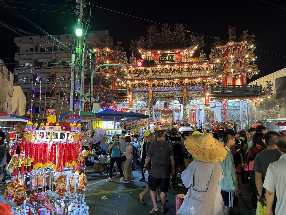 SpotEyes's tweet photo. 哇，這應該是不夜城了，還不想說晚安

#Cybertruck #cybertour #luvxurylove #childrendreams #cyberdreams #teamtaiwan #roarbar #twculture #roadshow #tesla #childrencancer #吼霸 #我們一起走一個 #走我們跟媽祖去 #白沙屯媽祖 #2026白沙屯媽祖北港進香 #媽祖神威 https://t.co/RA4Iq60iSa