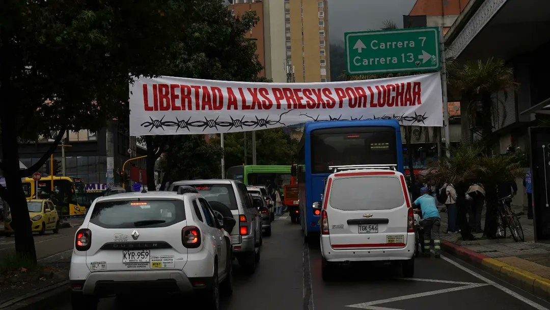 🚨 A esta hora se instala un refugio humanitario en el Ministerio de Justicia. 
Organizaciones sociales y familiares exigen el cumplimiento de la promesa de <a href="/petrogustavo/">Gustavo Petro</a>  de libertad y amnistía para personas privadas de la libertad tras el estallido social del 2019 al 2021.