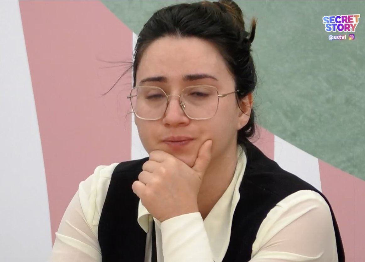 A Ana é a personificação de uma mulher frustrada, invejosa, gananciosa, interesseira e cruel!
Insulta mulheres que não merecem e bajula homens que a humilham  e insultam. Não passas de uma servente da grupeta. 
Não vales mesmo nada! #sstvi