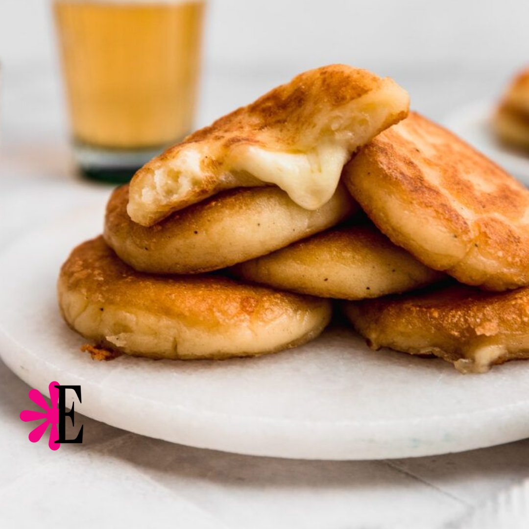 Estampas's tweet image. #Estampas | ¿Existe algo más glorioso que una arepa de papa recién hecha? Esa combinación de corteza crujiente y corazón suave que se deshace en la boca es de otro planeta. El secreto: un toque de queso blanco rallado en la masa. #Cocina