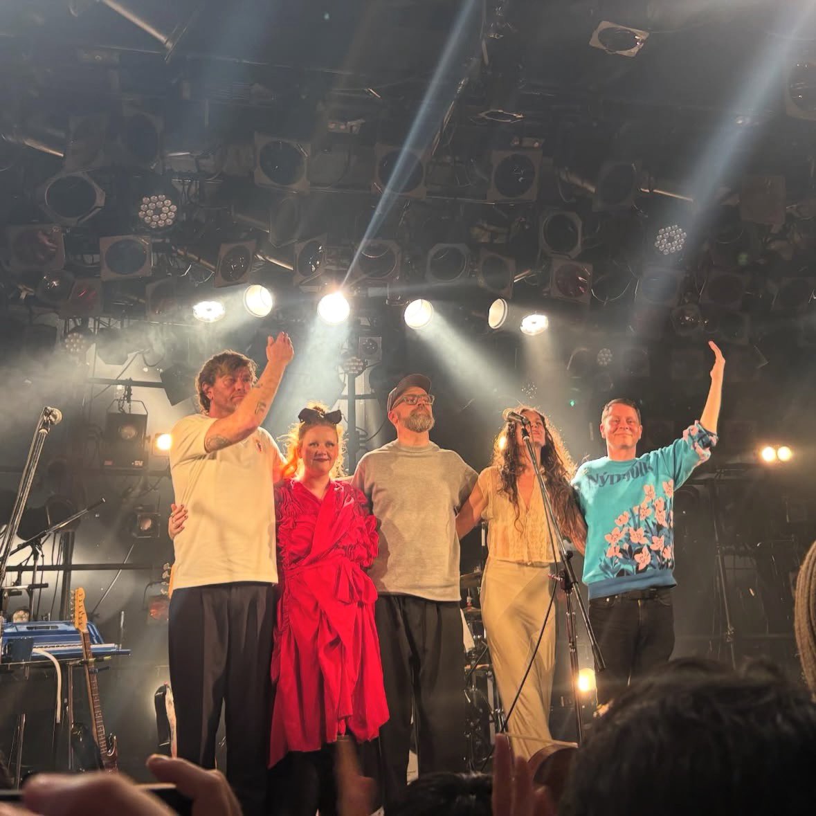 yuicco's tweet photo. múm 2026 Live in Tokyo

ほんとうに良いライブだった…最高だった…
記憶を遡るとmúm（ムーム）のライブを観るのはどうやら17年ぶりだったらしい。
Green Green Grass of Tunnelが始まった時のあのきらきらした音の粒子を閉じ込めたいと思って動画を回してみたら全く撮れてなかったけどまあいいか https://t.co/aMq5HXp9XQ