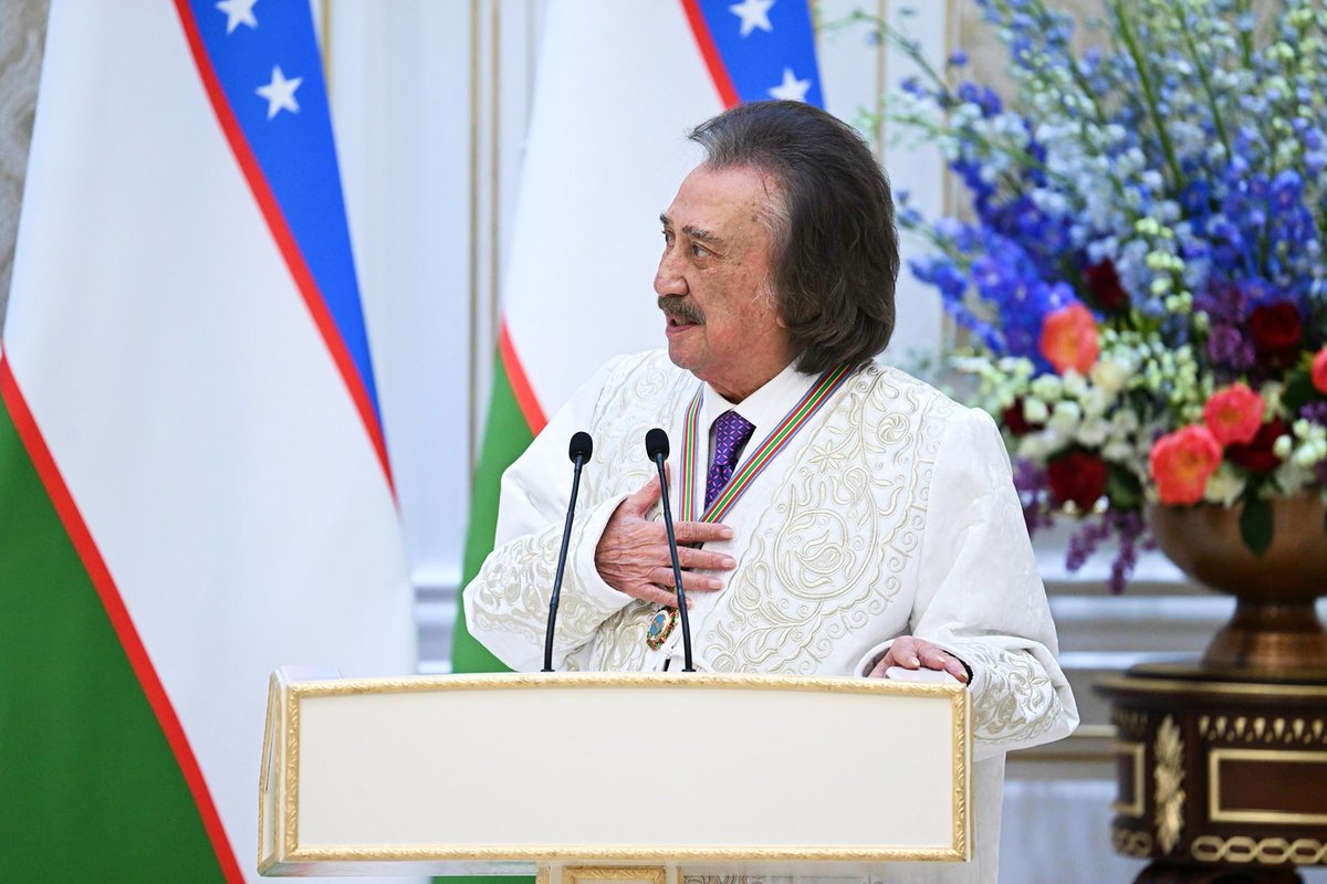 president_uz's tweet image. President Shavkat #Mirziyoyev attended an event marking the 80th birthday of Farrukh #Zakirov, People’s Artist of #Uzbekistan, highlighting his outstanding contribution to the country’s musical culture.

He awarded Farrukh Zakirov the “Buyuk xizmatlari uchun” Order in recognition