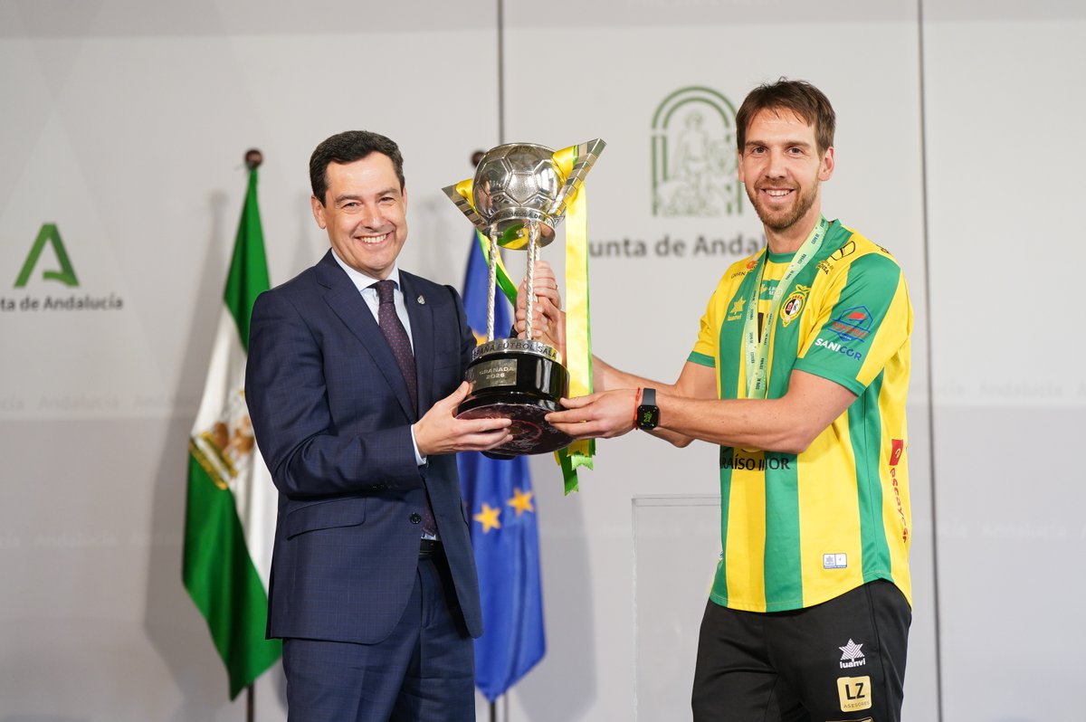 AndaluciaJunta's tweet photo. @JuanMa_Moreno @JaenFS 🔊@JuanMa_Moreno: El @JaenFS sois una gran familia que está paseando el buen nombre de Jaén y Andalucía por la élite del fútbol sala nacional.

➟4 Copas de España.
➟3 subcampeonatos de la Copa del Rey.

Y opciones de lograr la Copa del Rey.

🤗Tendréis a Andalucía arropándoos. https://t.co/XLhAZAd00y