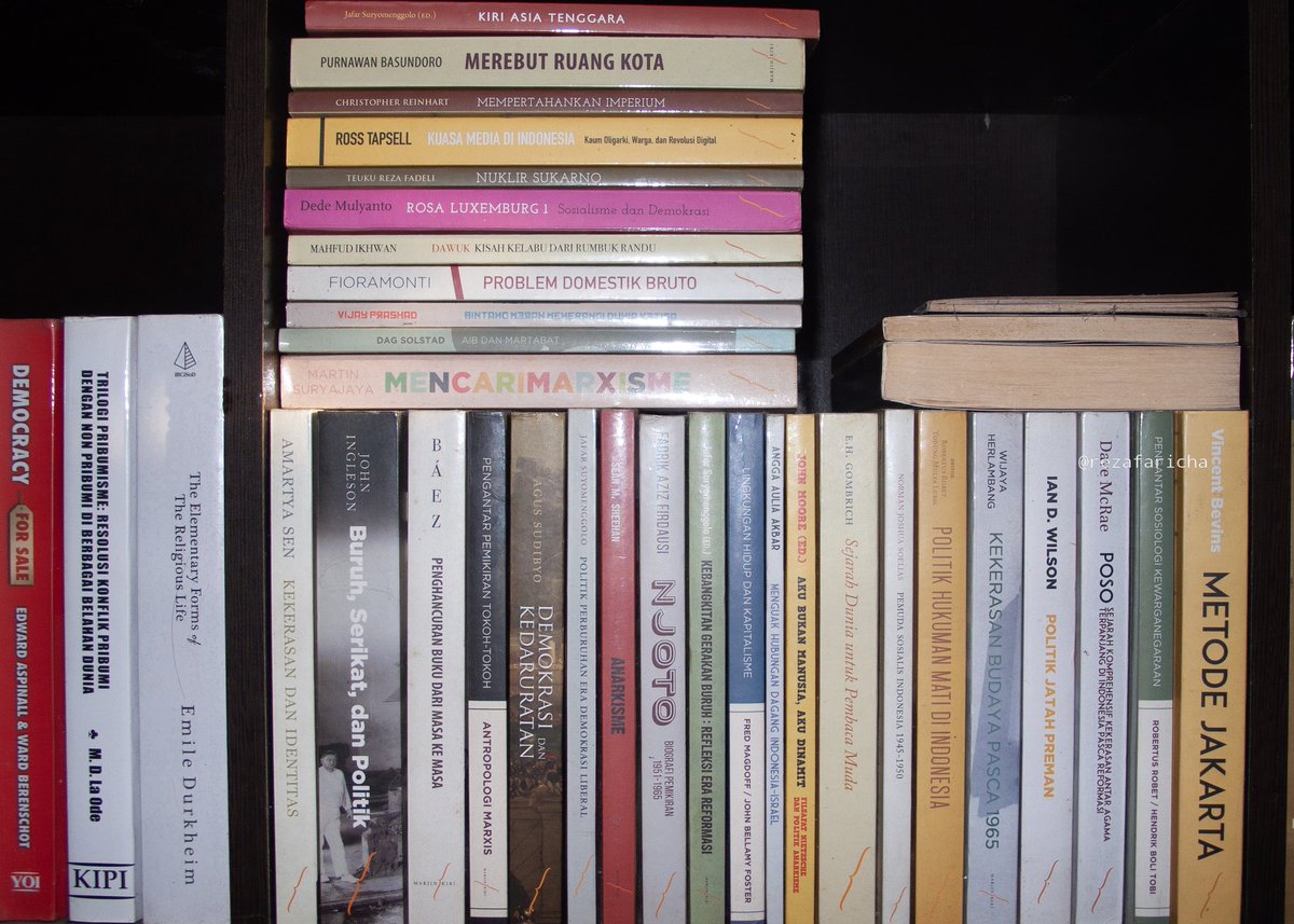 rezafaricha's tweet photo. For reasons we genuinely don’t know (and didn’t ask), the books on the first floor have been rearranged. https://t.co/nBP3FyGKgF