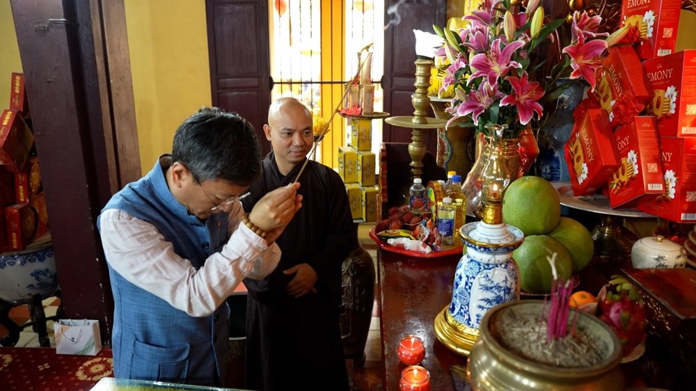 AmbHanoi's tweet photo. Hôm nay Đại sứ Tshering W. Sherpa đã có cuộc gặp với Hòa thượng Thích Đức Thiện, Phó Chủ tịch kiêm Tổng Thư ký Giáo hội Phật giáo Việt Nam tại chùa Quan Sư, Hà Nội.

Những giá trị chung và di sản văn hóa của chúng ta được chia sẻ thông qua cầu nối tâm linh và văn hóa của Phật giáo.

Cam kết tiếp tục củng cố mối quan hệ đặc biệt này.
🇮🇳 🤝 🇻🇳

~~~

Ambassador Tshering W. Sherpa called on Most Venerable Thich Duc Thien, Vice President and Secretary General of Viet Nam Buddhist Sangha at the Quan Su Pagoda in Hanoi, today. 

Our common values and cultural heritage is shared through the spiritual and cultural bridge of Buddhism. 

Committed to further strengthening this special bond.
🇮🇳 🤝 🇻🇳
