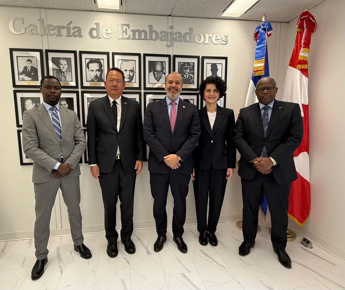 RDenCanada's tweet photo. En el día de hoy, el embajador @JoseBlanco sostuvo un desayuno de trabajo con Jefes de Misión acreditados en Canadá y concurrentes ante la República Dominicana, con el propósito de promover un mayor acercamiento, fortalecer las relaciones bilaterales y explorar oportunidades concretas de cooperación en múltiples áreas. 

Durante el encuentro, se destacó la importancia de afianzar el diálogo político y ampliar la cooperación en ámbitos como comercio, inversión, turismo, educación, agricultura y medioambiente, entre otros. De igual manera, se expresó el interés en avanzar en mecanismos institucionales bilaterales, promover el apoyo recíproco a iniciativas multilaterales y continuar articulando agendas de trabajo dinámicas. 

Las misiones diplomáticas en Canadá, concurrentemente acreditadas ante la República Dominicana, son las de la República de Armenia (@armembcan), el Reino de Tailandia, la República Federal Democrática de Nepal (@NepalInCanada), la República de Senegal, la República de Eslovenia (@SLOinCAN), la República de Rwanda (@rwandaincanada) y la República Islámica de Mauritania. @MIREXRD