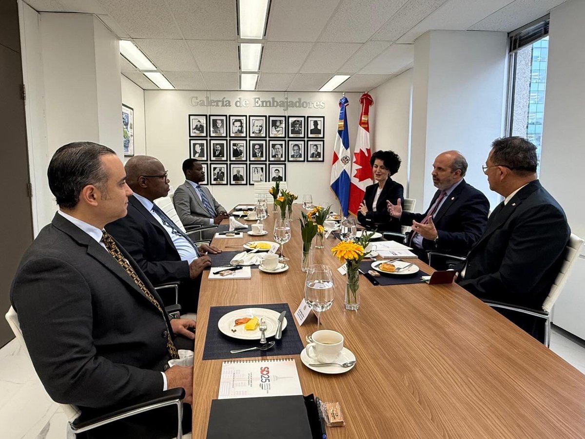 RDenCanada's tweet photo. En el día de hoy, el embajador @JoseBlanco sostuvo un desayuno de trabajo con Jefes de Misión acreditados en Canadá y concurrentes ante la República Dominicana, con el propósito de promover un mayor acercamiento, fortalecer las relaciones bilaterales y explorar oportunidades concretas de cooperación en múltiples áreas. 

Durante el encuentro, se destacó la importancia de afianzar el diálogo político y ampliar la cooperación en ámbitos como comercio, inversión, turismo, educación, agricultura y medioambiente, entre otros. De igual manera, se expresó el interés en avanzar en mecanismos institucionales bilaterales, promover el apoyo recíproco a iniciativas multilaterales y continuar articulando agendas de trabajo dinámicas. 

Las misiones diplomáticas en Canadá, concurrentemente acreditadas ante la República Dominicana, son las de la República de Armenia (@armembcan), el Reino de Tailandia, la República Federal Democrática de Nepal (@NepalInCanada), la República de Senegal, la República de Eslovenia (@SLOinCAN), la República de Rwanda (@rwandaincanada) y la República Islámica de Mauritania. @MIREXRD