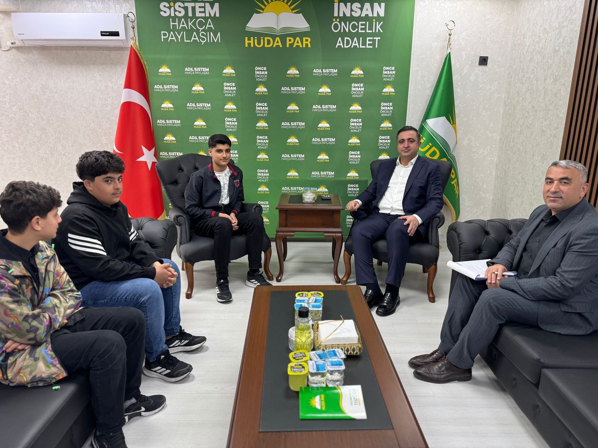 Bügün Batman İl Başkanlığımızda kıymetli hemşehrilerimizle bir araya geldik.

Sorunlarını, sıkıntılarını ve taleblerini doğrudan kendilerinden dinledik. 

Her zaman olduğu gibi milletimizin yanında olmaya, onların sesi olmaya devam edeceğiz.