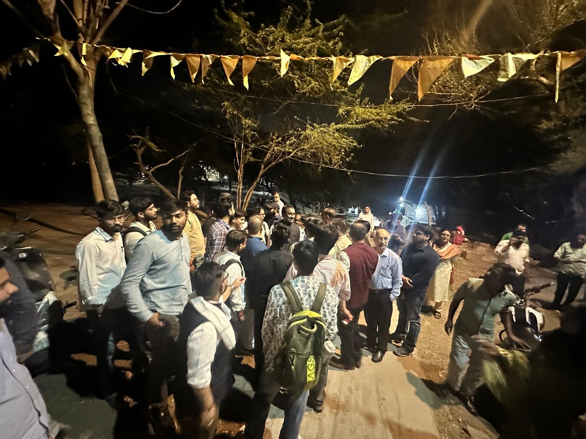 rammadhav_'s tweet photo. A visit to JNU would have been incomplete without a visit to the well known Ganga Dhaba. Spent time and interacted with young friends pursuing studies across various disciplines. https://t.co/Az8iU693kB