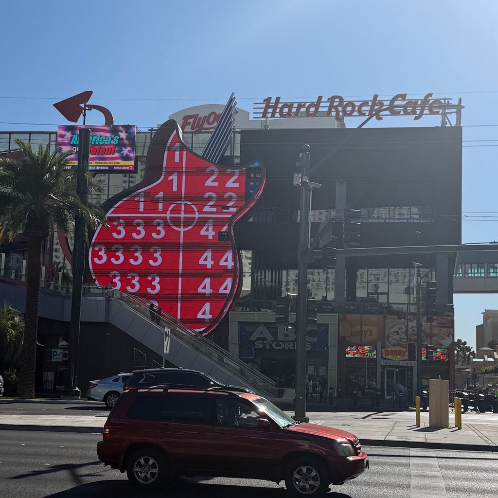 jedirich_'s tweet image. They just turned it on… 👀
Hard Rock Cafe guitar testing in Vegas. #vegas @VitalVegas
