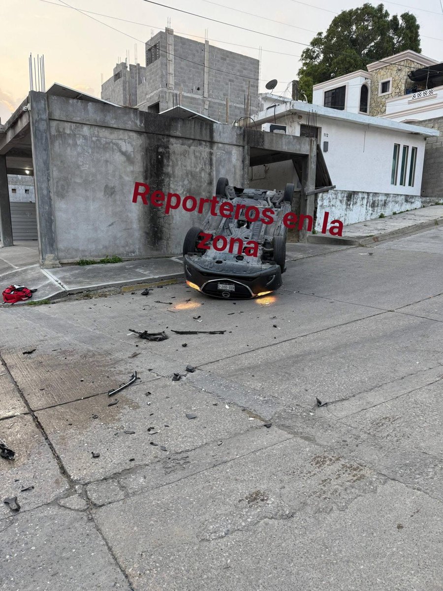 Reporteroszona's tweet image. #AlMomento 

🚧🚨Iban para la Universidad y ya no llegaron al sufrir aparatoso #choque y #volcadura 🚧🚨

Unos chavos que iban en sus carros, rumbo a la UAT, sufrieron aparatoso accid3nte en la esquina de Justo Sierra y Antonio Caso en la colonia Universidad Sur.