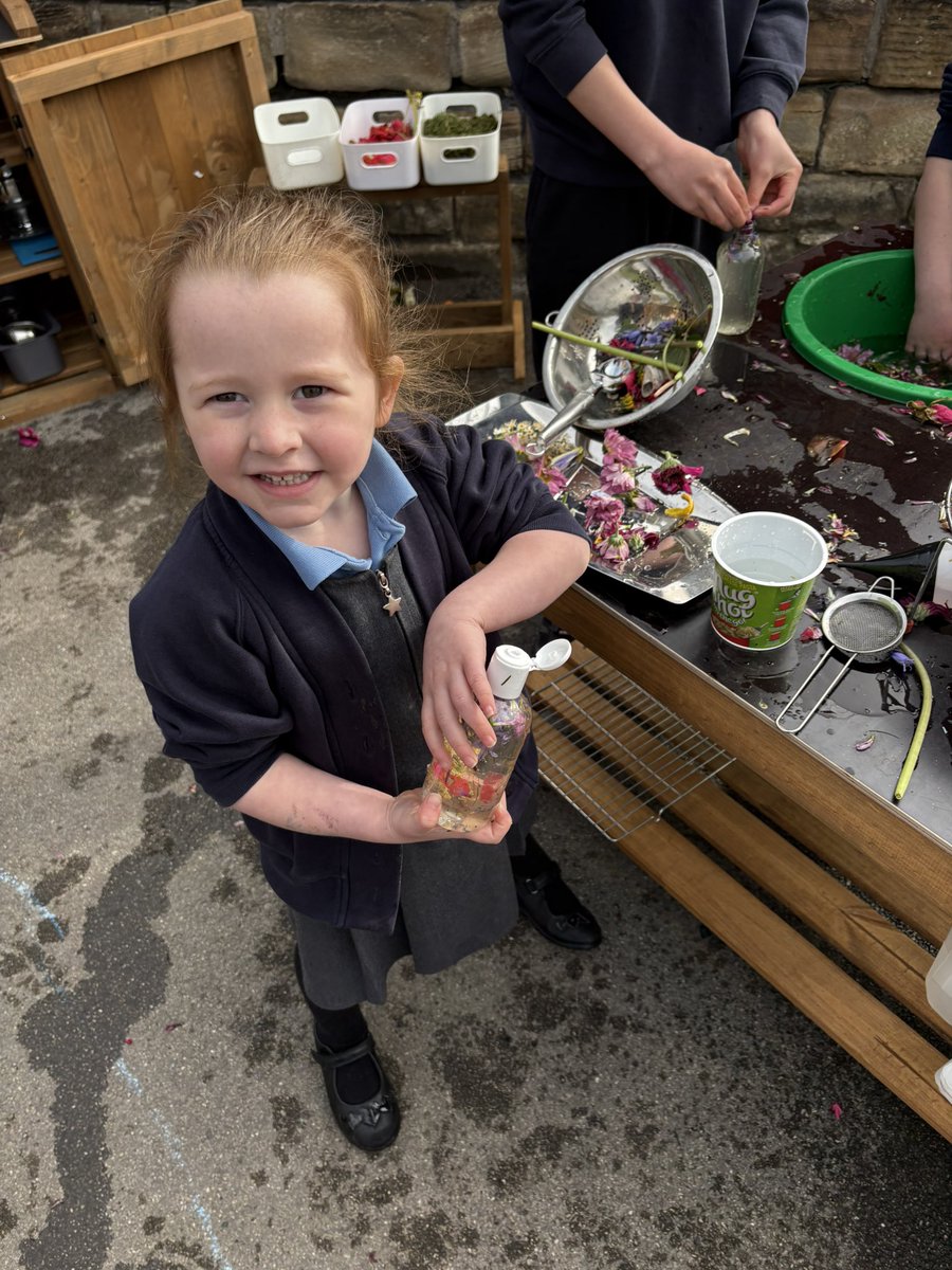BirstallAcad13's tweet image. Our Reception pupils are loving the new term in their fantastic new playground! 🌟 From creative role play to building big ideas together, it’s been wonderful to see so much imaginative play and happy learning in action. 🛝✨ #EarlyYears #LearningThroughPlay