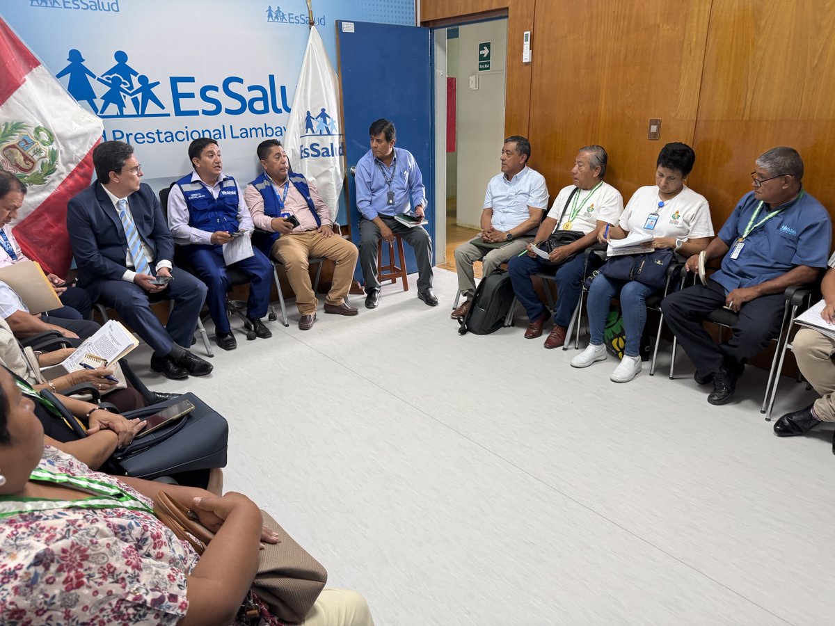 Willy_PonceC's tweet photo. #Reunidos secretarios generales de la red Prestacional Lambayeque con el Dr César Guerrero y su equipo de gestión para atender las demandas de los centros asistenciales para mejorar la atención de los asegurados ¡UNIDOS SOMOS MÁS FUERTES! La Salud es un derecho fundamental https://t.co/Y9k3eODSjf