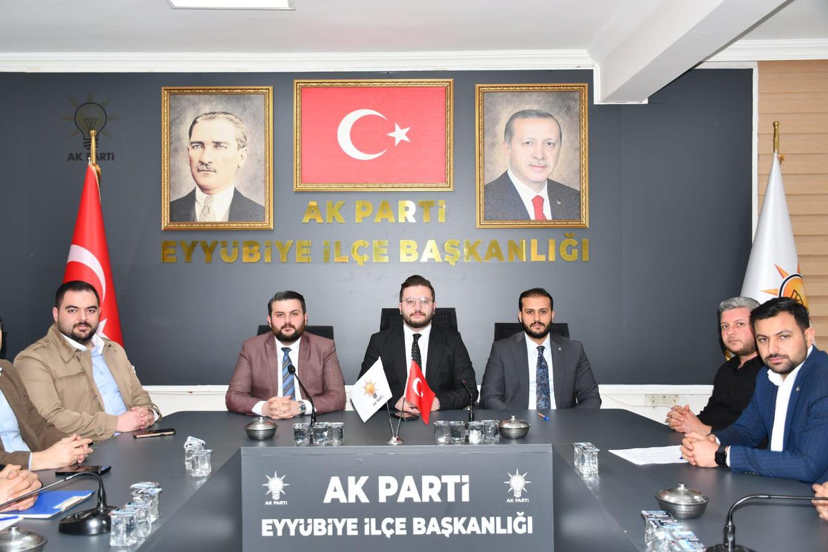 furkankucukk_'s tweet photo. 📍Ak Parti Eyyübiye İlçe Başkanlığı

Güneydoğu Anadolu Bölge Koordinatörümüz @ferdisenel25 ’in katılımlarıyla Eyyübiye İlçe Yönetim Kurulu toplantımızı gerçekleştirdik.

Toplantımızda;
-16 Mayıs Kocaeli programı kapsamında yürütülen hazırlık sürecini ele aldık.
-Saha organizasyonlarımızın daha sistemli ve etkin hale getirilmesine yönelik istişarelerde bulunduk.
-Üyelik çalışmalarımızın artırılması ve teşkilat yapımızın güçlendirilmesi konularını görüştük.
-Önümüzdeki döneme dair planlanan proje ve faaliyetler hakkında kapsamlı değerlendirmeler yaptık.

Verimli geçen toplantımızda, birlik ve koordinasyon içerisinde daha güçlü bir teşkilat yapısı oluşturma hedefi doğrultusunda önemli kararlar alarak çalışmalarımıza yön verdik.

@avyusufibis @bybekirbozdag @osmannazlier @milhamigunbegi @akgencliksurfa