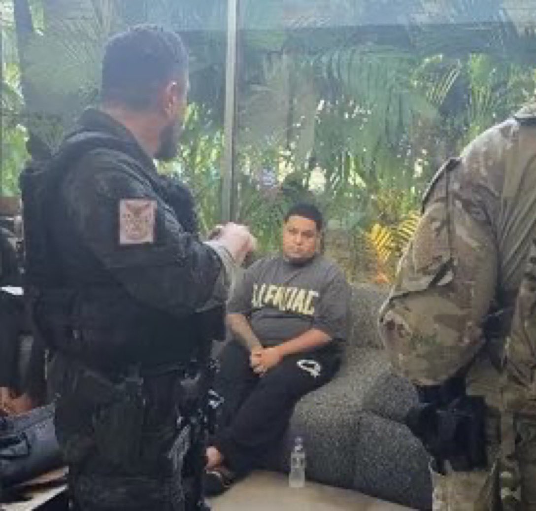 GlobalNewsBr06's tweet photo. BREAKING NEWS: MC RYAN SP PRESO! O funkeiro foi detido pela PF na Riviera de São Lourenço. A operação investiga lavagem de R$ 1,6 bilhão via criptoativos e envolve também MC Poze e o dono da Choquei. O cerco fechou! 🚔💰 #MCRyanSP #Poze #Choquei #Urgente https://t.co/W8zDRbcabx