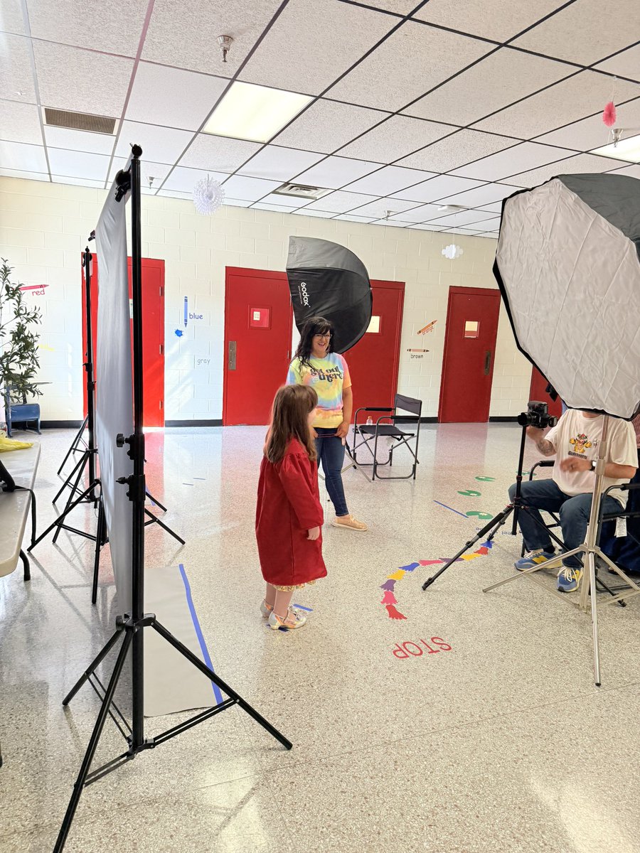 BCPreK's tweet image. Courthead Does Photography rocked our preschool graduate pictures today! She and her team photographed around 110 soon-to-be preschool graduates in record time! We are so excited to partner with Courtney and her team for all of our school pictures!📸👩‍🎓🧑‍🎓🎓  #shoplocal