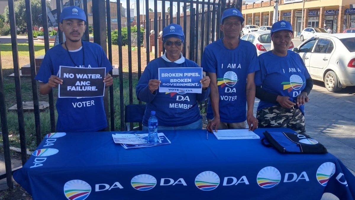 DA_NCape's tweet photo. Full steam ahead in Bo-Karoo! 🔥💙

New Constituency Head Gizella Opperman has hit the ground running in #Emthanjeni.

Door-to-door, blue waves, and building support in #Britstown, #Jansenville and #DeAar — growing the DA! 💪

#NorthernCapeDA #DAatWork https://t.co/r9MFKwy0qK