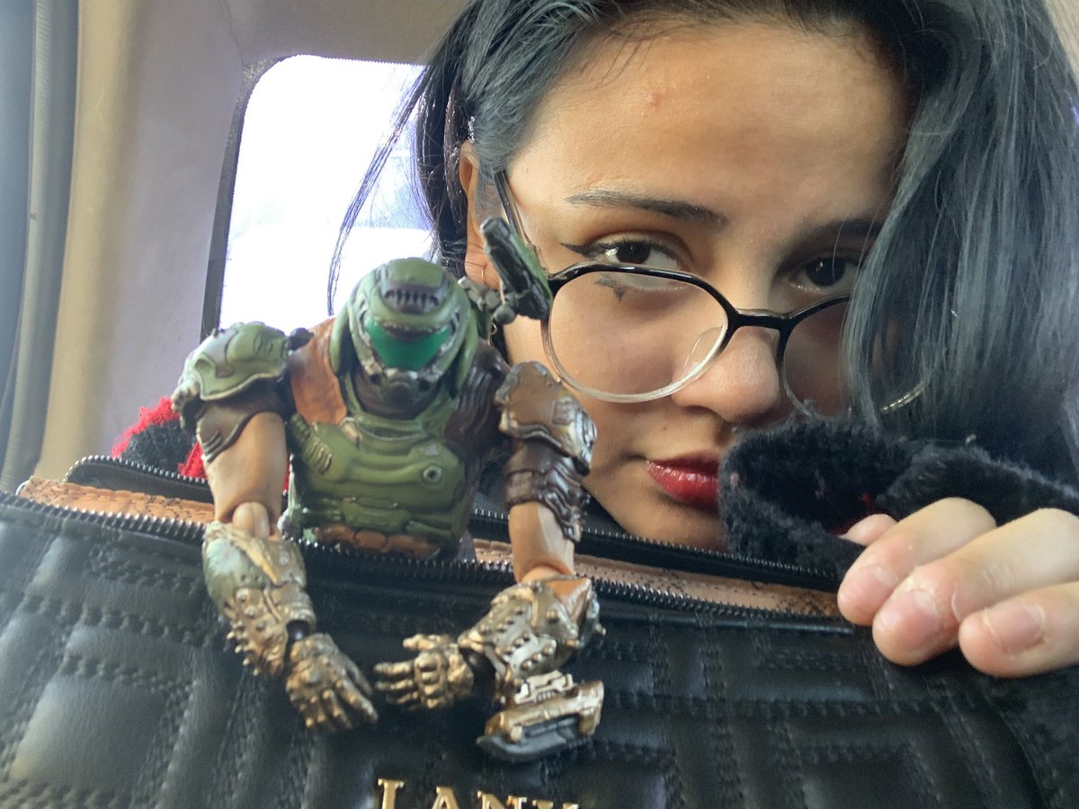 Celezzztww's tweet image. Doomgie me acompañará a hacer mi examen para ingresar a la universidad, estoy súper nerviosa pero el es mi mayor apoyo como lo quiero 💚 #doom #Doomslayer
