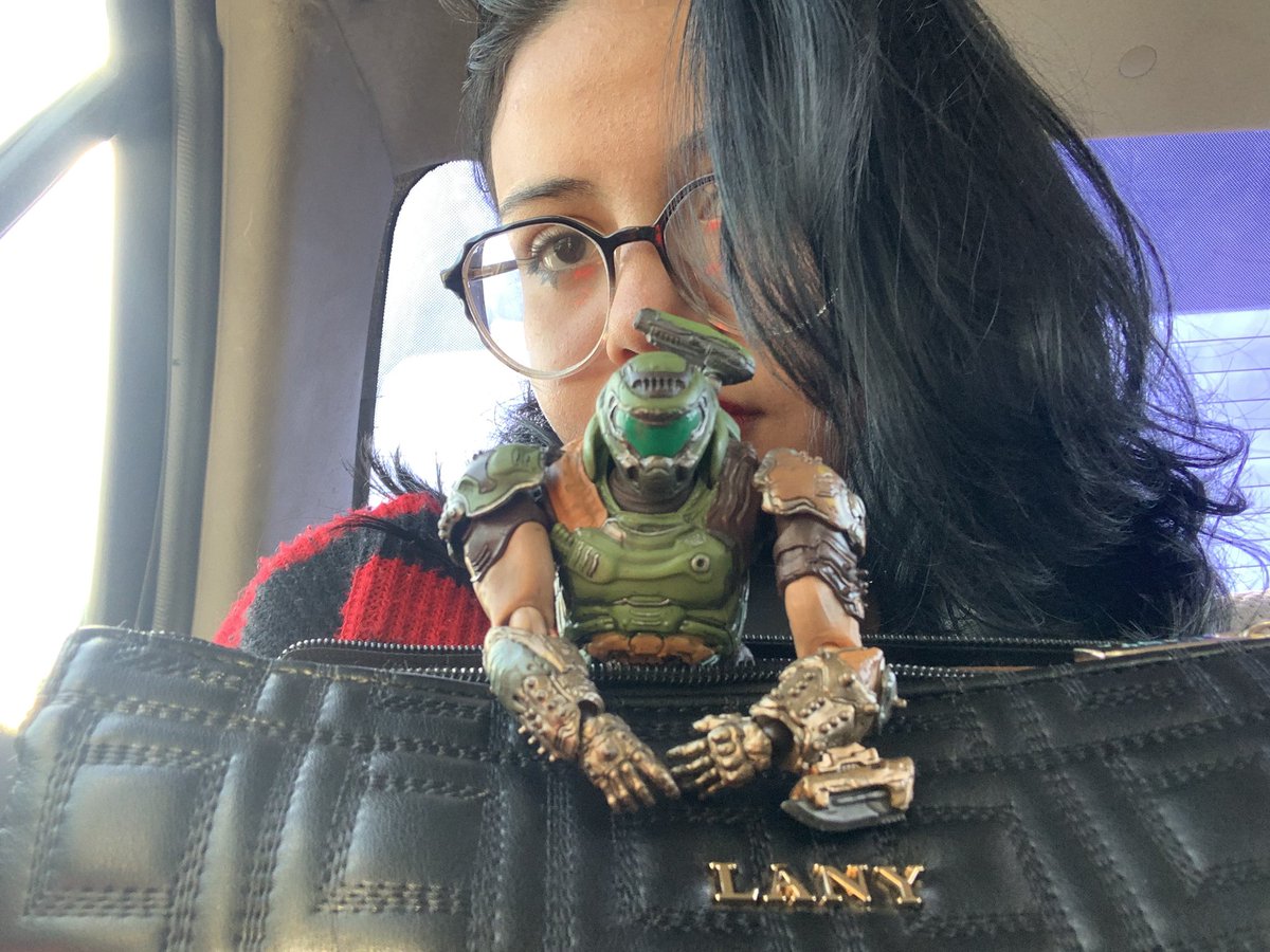 Celezzztww's tweet image. Doomgie me acompañará a hacer mi examen para ingresar a la universidad, estoy súper nerviosa pero el es mi mayor apoyo como lo quiero 💚 #doom #Doomslayer