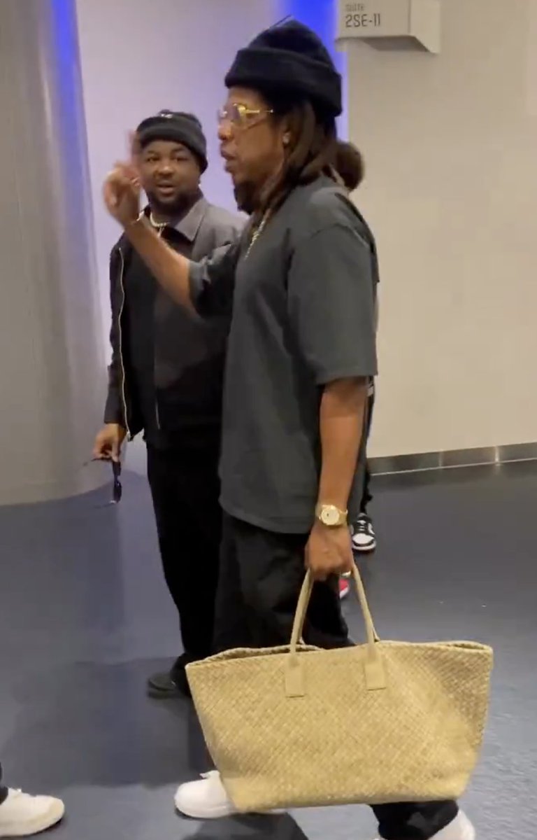 themiagolds's tweet photo. |◼︎ Jay-Z with the Bottega Veneta Leather Intrecciato Cabat Tote Bag. (2026) 

So casual for Mr. Carter, of course. #onmen #jayz #hov https://t.co/K8LwWAF2TQ