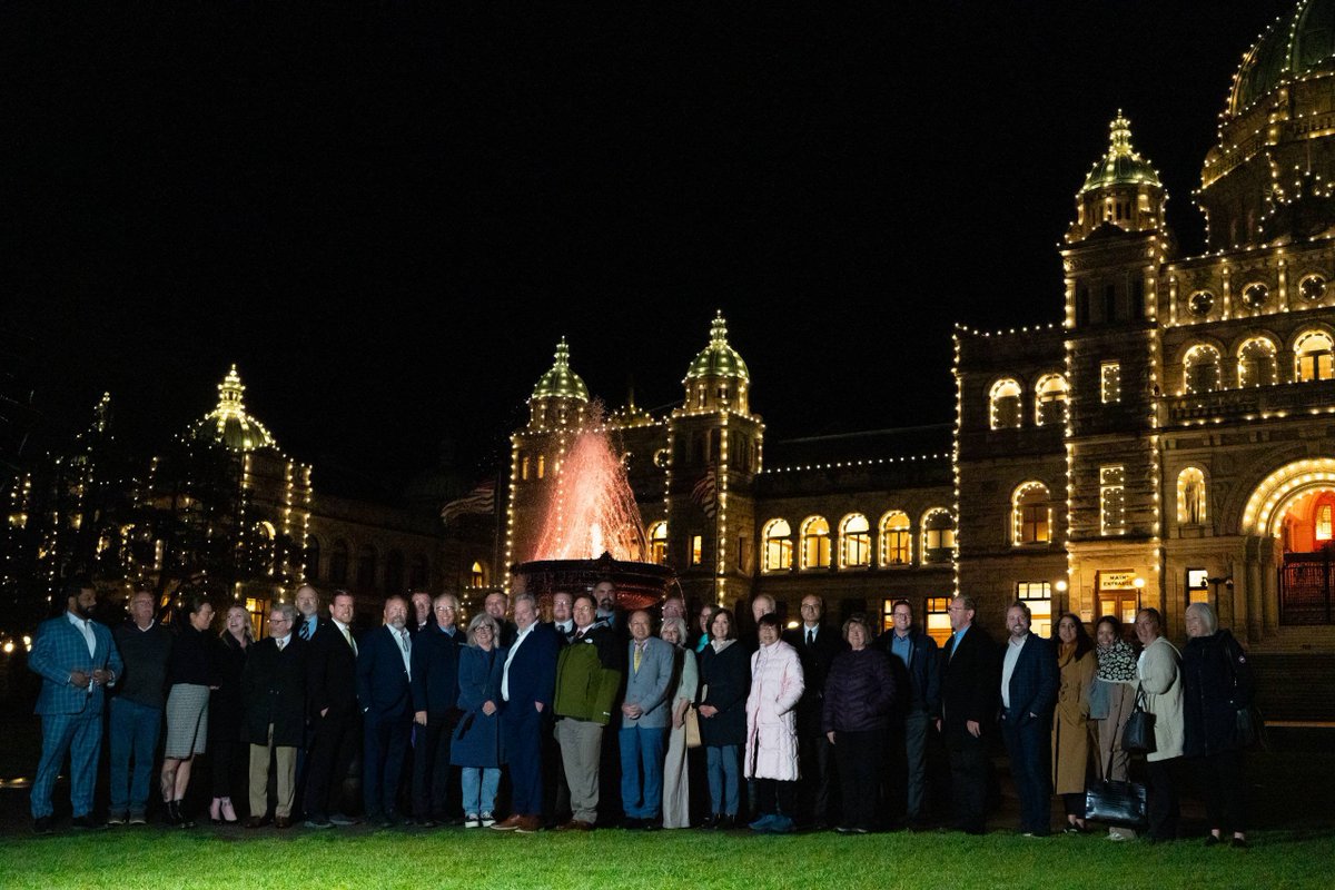 mack4change's tweet photo. Last night at the Legislature.
The @BCConservCaucus stood together as the fountain was lit for 911 dispatchers.
The calm in chaos. The first voice people hear in an emergency.
We see your work. We value it. And it must be supported.
#911bc #911AwarenessWeek
@EComm911_info https://t.co/qg4Eoo4xdq